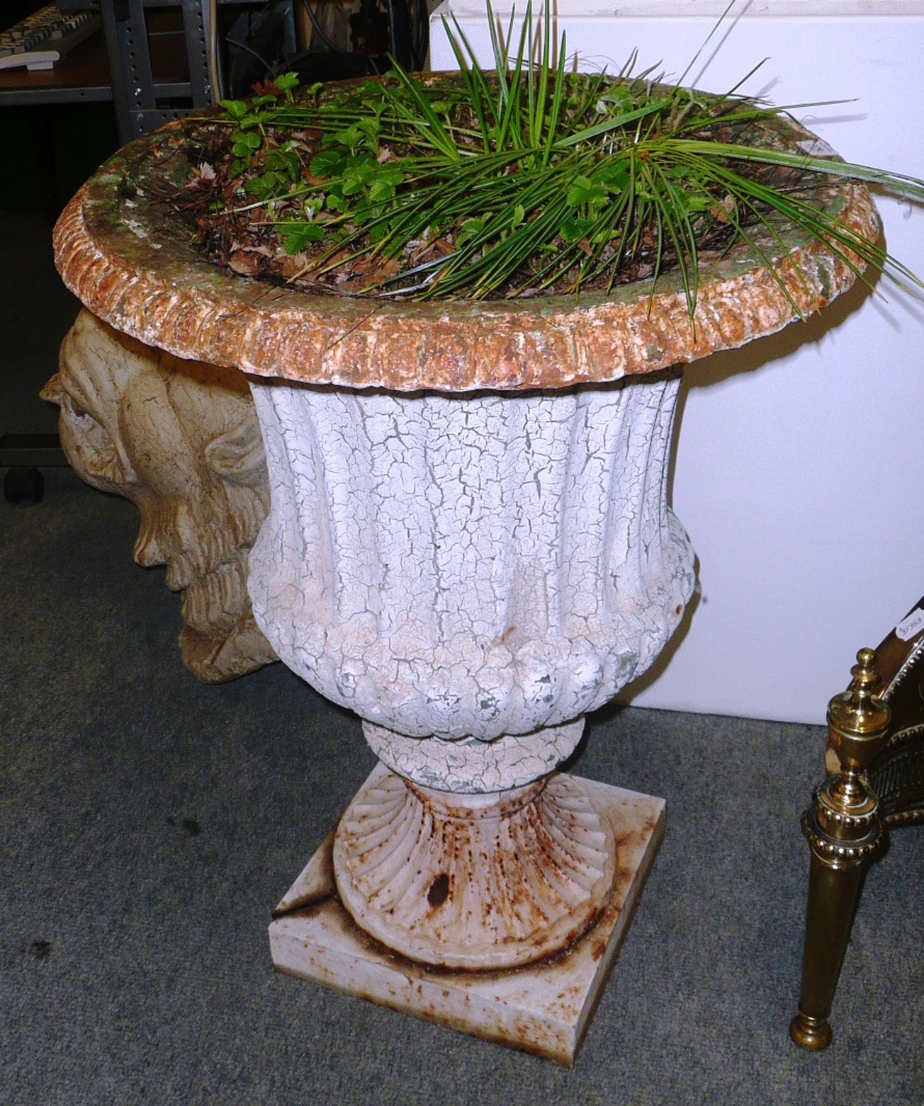 Tennants Auctioneers: Cast iron garden urn